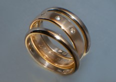 2004-02-07_008vrvdia 2 ringar 2,1 mm breda  c:a 700 :-st. ring m.diamanter omkr 1.900:-