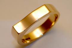Vigselring i guld c:a 6 gram c:a 4 mm bred
