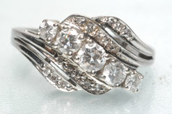 tappad sten en briljantslipad diamant